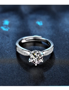 Dettaglio ravvicinato dell'anello in moissanite a sei griffe con pavé laterale in argento