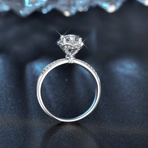 Anello in argento 925 con moissanite, castone a cuore e fascia con diamanti incastonati