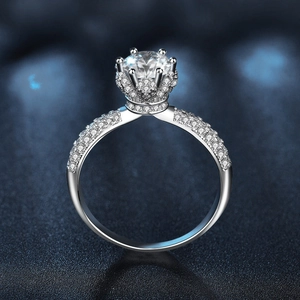 Elegant 925 sterling silver crown ring featuring a brilliant round cut solitaire stone