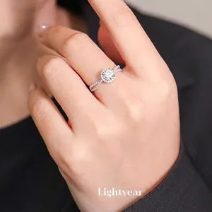 Anello in argento 925 con moissanite dal design elegante e doppia fascia intrecciata lucida
