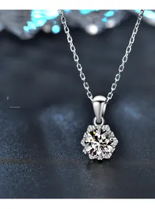 Vue détaillée du pendentif flocon de neige en argent 925 avec moissanite taille brillant