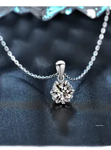 Gros plan du collier flocon de neige en argent 925 avec Moissanite et placage épais