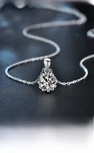 Gros plan du pendentif flocon en argent 925 avec une pierre centrale en moissanite ronde