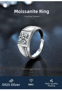 Vista macro dell'anello in argento sterling 925 con moissanite a taglio quadrato