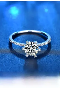 Macro de la bague en argent S925 à six griffes avec moissanite ronde et éclats de feu