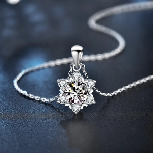 S925 sterling silver snowflake pendant necklace with sparkling round moissanite