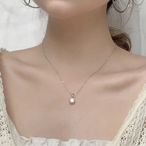Collier hexagramme flocon de neige en argent 925 avec pendentif moissanite sur modèle