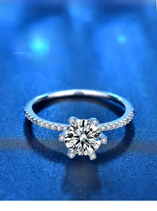 Vue détaillée d'une bague moissanite à six griffes montrant la taille 3EX et 58 facettes