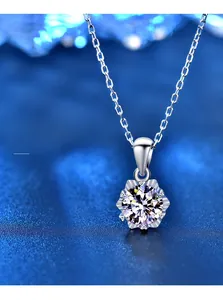 Détail du pendentif flocon en argent 925 avec moissanite 3EX et 58 facettes