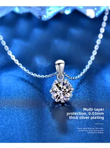 Vue détaillée du pendentif hexagramme en argent 925 avec cristal de moissanite brillant