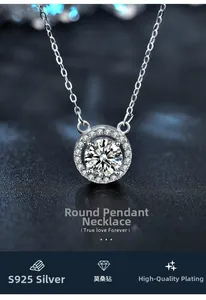 Gros plan d'un pendentif rond en moissanite argent 925 sur fond texturé noir