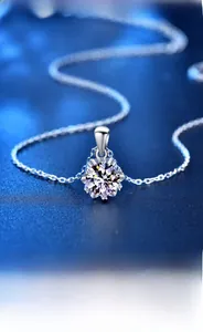 Vue macro d'un pendentif en moissanite montrant les détails ajourés en forme de cœur