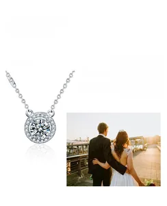 Détail du collier avec pendentif halo en Moissanite et chaîne en argent poli