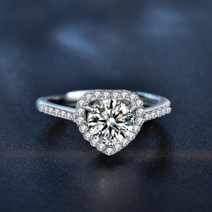 Moissanite 925 silver heart-shaped ring with center stone and sparkling side diamonds