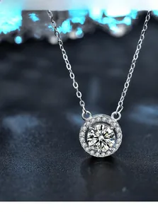 Vue macro d'un pendentif en moissanite taille 3EX avec monture halo sur chaîne argent
