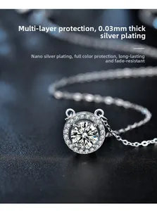 Détail du pendentif en argent 925 avec placage de 0,03 mm montrant la moissanite ronde