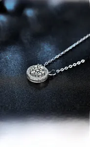 Gros plan détaillé d'un collier avec pendentif halo et moissanite ronde de taille brillant