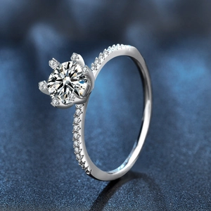 Bague classique en argent S925 sertie d'un moissanite à six griffes sur fond sombre poli