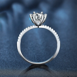 Bague S925 en argent sterling à six griffes avec moissanite et pierres de côté sur fond sombre