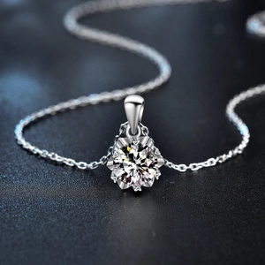 Collier flocon de neige en argent sterling 925 étincelant avec une pierre moissanite brillante
