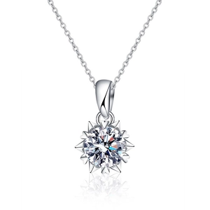 Collier flocon de neige en argent 925 avec pendentif en moissanite sur fond blanc
