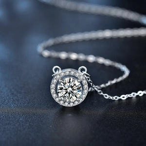 Collier avec pendentif halo en argent sterling 925 et moissanite pour femme élégante