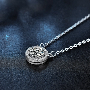 Collier halo classique en argent sterling S925 avec pendentif moissanite ronde sur fond noir