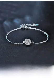Détail macro du bracelet en argent S925 avec serti halo en moissanite ronde