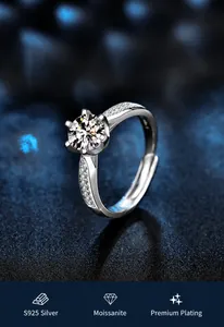 Dettaglio macro dell'anello in argento S925 con montatura classica a sei griffe e moissanite