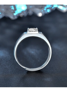 Macro di un anello in argento 925 con moissanite rotonda incastonata a quattro griffe