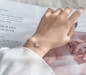 Gros plan d'un bracelet halo en argent 925 et moissanite porté sur un poignet femme