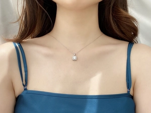 Elegante 925er Silberhalskette mit quadratischem Moissanit Anhänger am Model