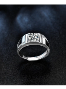 Vista macro di un anello da uomo in argento 925 con moissanite centrale e accenti pavé