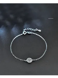 Détail de la chaîne en argent sterling 925 avec pendentif moissanite rond et fermoir mousqueton