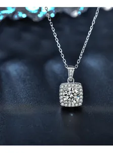 Makroaufnahme einer 925er Sterlingsilber Halo-Halskette mit funkelndem Moissanit-Anhänger