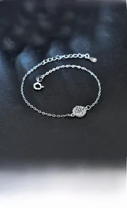 Détail du poinçon en argent S925 et du moissanite rond scintillant sur le bracelet