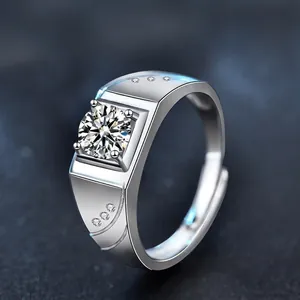Anello da uomo regolabile in argento 925 con moissanite e castone a quattro griffe