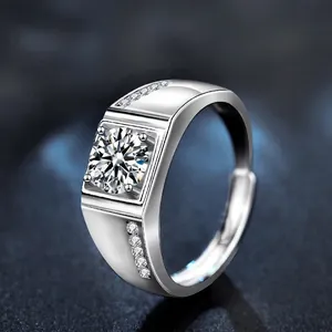 Anello da uomo in argento 925 con grande moissanite centrale e piccoli diamanti laterali