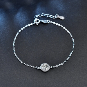 Bracelet élégant en argent sterling 925 avec un pendentif brillant en moissanite ronde