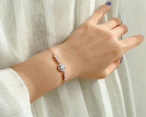 Detailansicht des Moissanit-Armbands mit rundem Anhänger am Handgelenk eines Models