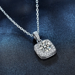 Halskette aus 925 Sterling Silber mit quadratischem Moissanit-Anhänger auf blauem Hintergrund