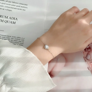 Bracelet halo élégant en argent 925 avec moissanite porté sur un poignet féminin