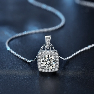 Quadratische Moissanit Halskette aus 925er Silber mit brillantem runden Hauptstein