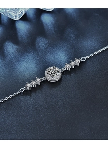 Nahaufnahme des Silber-Moissanit-Armbands mit rundem Halo-Design auf blauem Grund