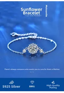 Gros plan détaillé du bracelet tournesol en moissanite argent 925 sur fond texturé bleu