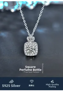Vue macro d'un collier en argent S925 avec pendentif carré couronne en moissanite