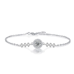 Elegantes Moissanit-Armband aus Silber mit zentraler Halo-Fassung und feiner Gliederkette