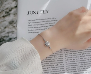 Gros plan du bracelet tournesol en argent S925 avec des pierres de moissanite brillantes