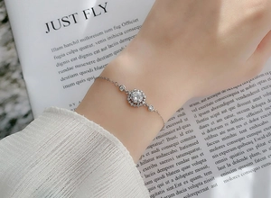 Gros plan d'un bracelet tournesol en argent S925 avec moissanite brillante au poignet