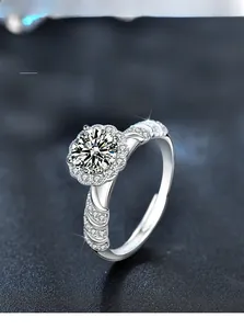 Makro-Detail eines 925er Silber-Blumenrings mit Moissanit und gedrehtem Pavé-Band